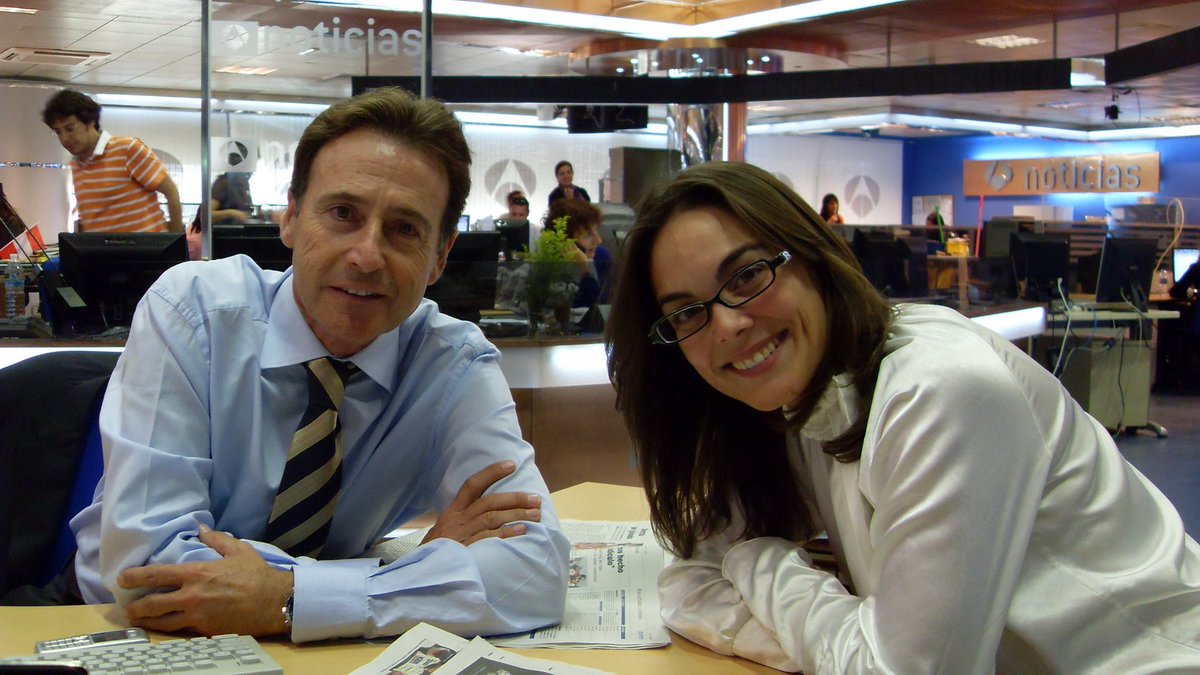 MonicaCarrillo's tweet photo. Hace 18 años debuté en las Noticias de las 9 con este señor. Era un lunes de vuelta al cole, quiebra de Lehman Brothers, pero para mí era un día de nervios: la mayor oportunidad laboral de mi vida. Aquello salió bien y esta pareja ha cumplido la mayoría de edad ante las cámaras. https://t.co/Iz17Xj6WJ8