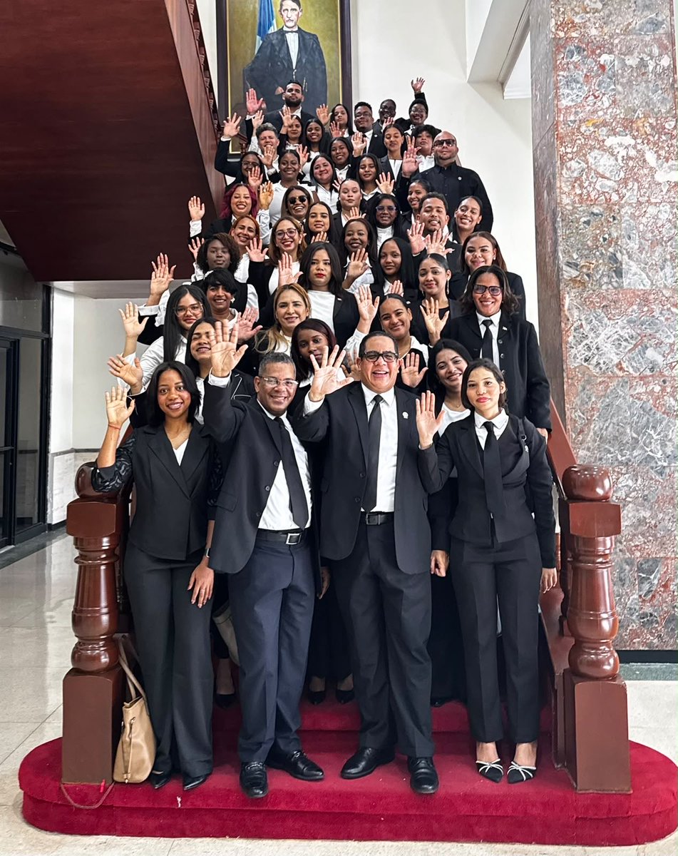 AnaJimenez2230's tweet photo. Estudiantes de Relaciones Internacionales y Diplomacia de diversas universidades, integrantes de la organización DIPLOMACIA EN ACCIÓN RD (DIAC-RD) realizan visita guiada al Congreso Nacional. @SenadoRD @DIAC_RD @ElicFernandez @MarcosDominiciB # DiplomaciaProactica #DiacRD https://t.co/Dp69cQAy7R