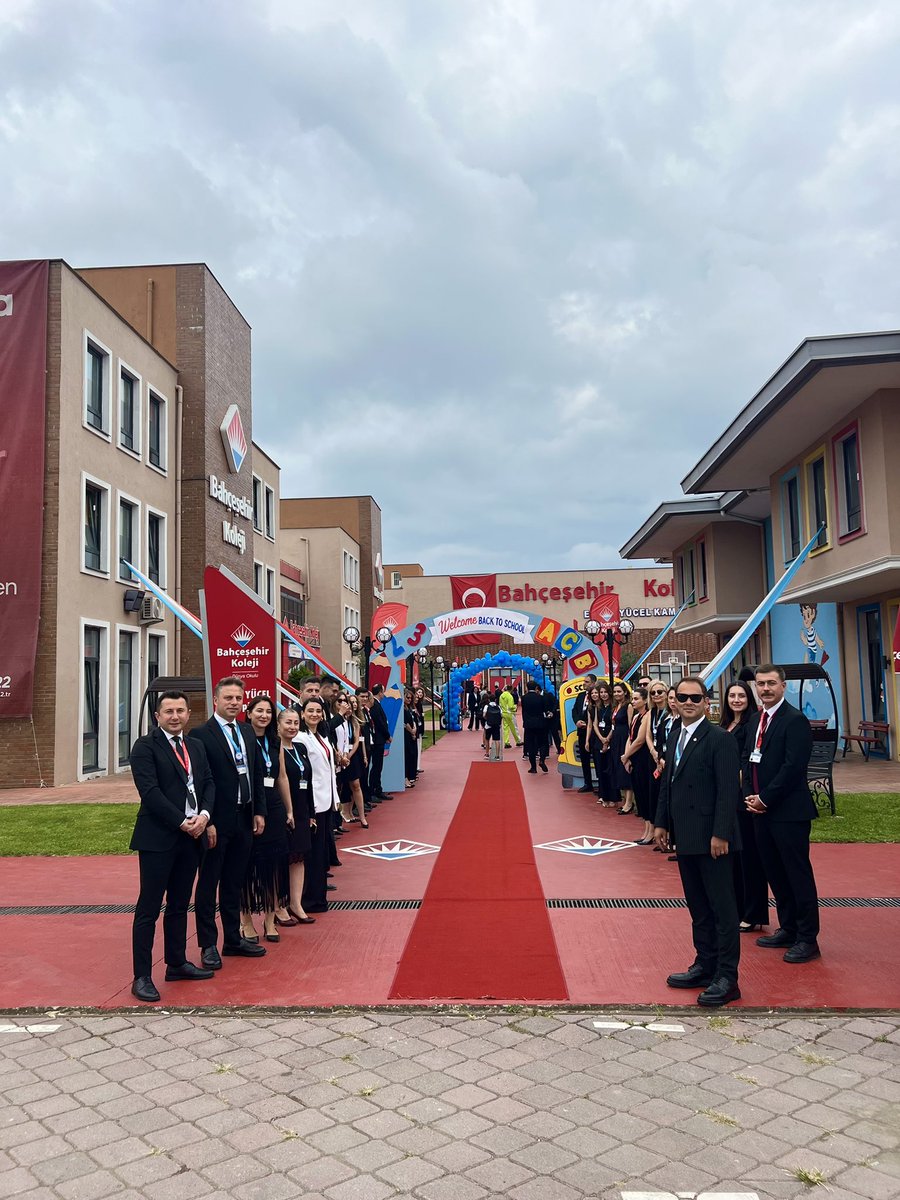 BahcesehirOrdu's tweet photo. 🔔 Ders zili çaldı, yeni eğitim-öğretim yılına heyecan, mutluluk ve umut dolu adımlarla başladık! 

Tüm öğrencilerimize, öğretmenlerimize ve velilerimize başarılı, keyifli ve sağlıklı bir yıl diliyoruz. ❤️💙

Birlikte güzel anılar biriktireceğimiz harika bir yıl bizi bekliyor! ✨ https://t.co/s5HiXBvGyF