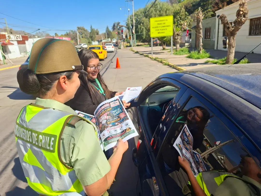 ZonaCarabValpo's tweet photo. En #LlayLlay Carabineros #MICC, junto a #SendaPreviene, realizan campaña preventiva " Prevenir o Lamentar " dirigida a los conductores, instancia que se entrega recomendaciones para disfrutar estas  #FiestasPatrias  de  manera segura y responsable.
#LaPrevenciónEsNuestraEsencia https://t.co/QQ0dxplCYb