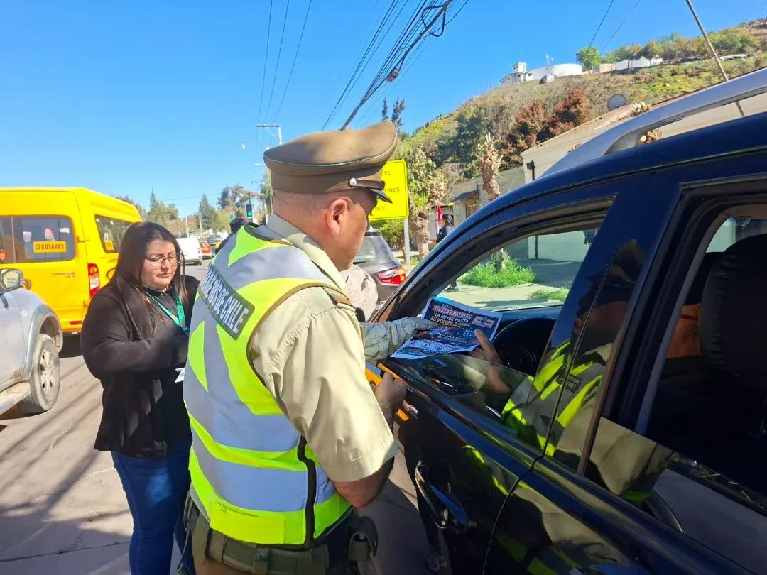 ZonaCarabValpo's tweet photo. En #LlayLlay Carabineros #MICC, junto a #SendaPreviene, realizan campaña preventiva " Prevenir o Lamentar " dirigida a los conductores, instancia que se entrega recomendaciones para disfrutar estas  #FiestasPatrias  de  manera segura y responsable.
#LaPrevenciónEsNuestraEsencia https://t.co/QQ0dxplCYb