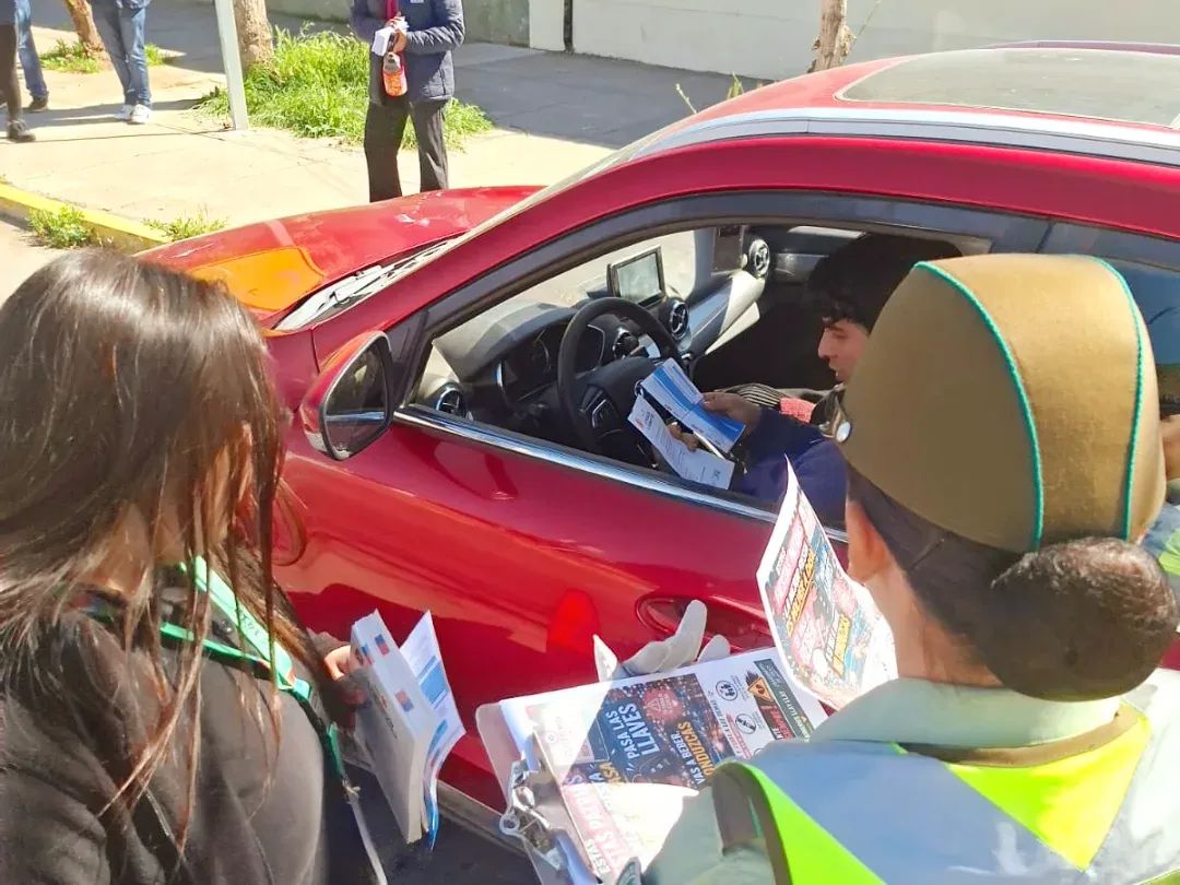 ZonaCarabValpo's tweet photo. En #LlayLlay Carabineros #MICC, junto a #SendaPreviene, realizan campaña preventiva " Prevenir o Lamentar " dirigida a los conductores, instancia que se entrega recomendaciones para disfrutar estas  #FiestasPatrias  de  manera segura y responsable.
#LaPrevenciónEsNuestraEsencia https://t.co/QQ0dxplCYb