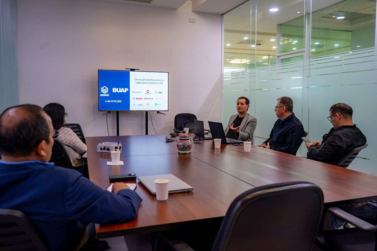 MICROSIDE_MX's tweet photo. 🏭 Recibimos al equipo de INTEMEC, quienes conocieron el Centro y Laboratorio Industria 4.0, #XIDEIoT y los ecosistemas reales de hardware de #PlanetDebug de @mikroel.
#Microside #Industria40 #Innovación https://t.co/ficU4qoFlc