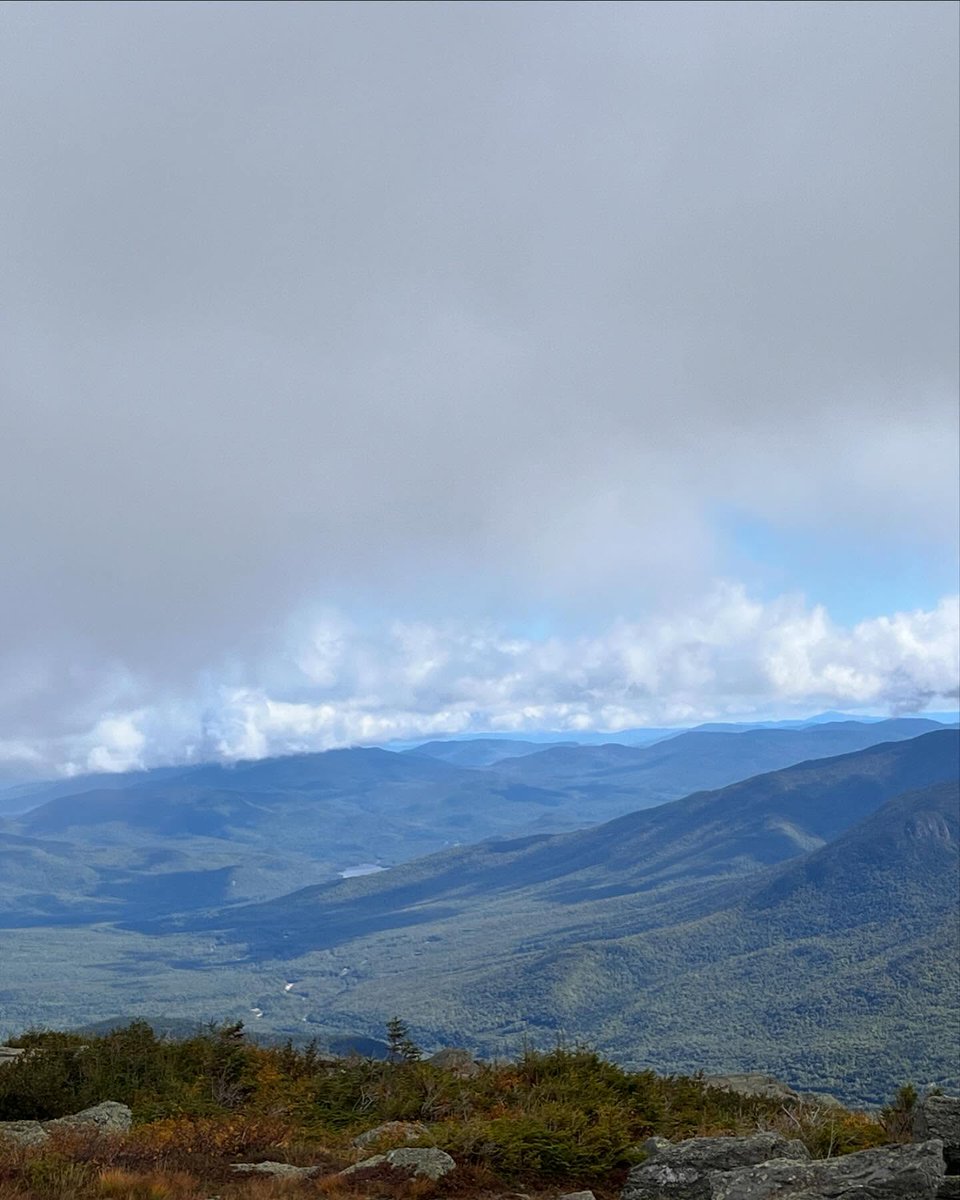 TaiNewubzt's tweet photo. Another travel day, with Maine as our final destination—the third U. S. state already. We “climbed” Mount Washington by car. Sunny below, but colder and less visibility higher up, eventually 1. 5°C. Still, a beautiful drive. https://t.co/DkGhFxdGwE