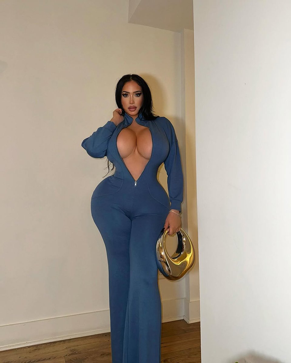 itsnellifenc7u's tweet photo. 💙💙

Running Errands Jumpsuit - Blue and The Girls Night Out Handbag - Silver https://t.co/qEroqdLcrp