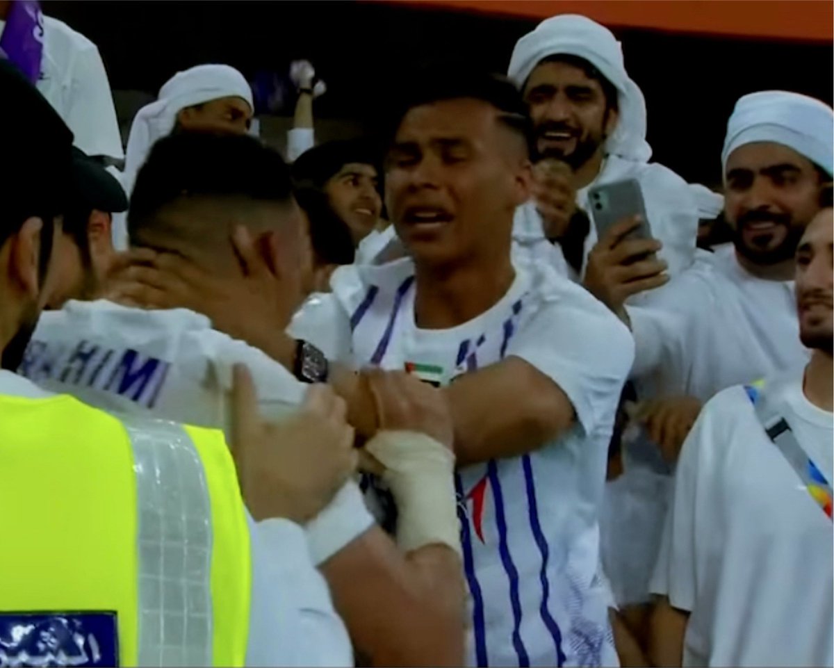 Sl6Here's tweet photo. من سنتين كان في المدرجات كمشجع عيناوي في نهائي آسيا يحتفل مع اخوه

اليوم في اول لقاء له في آسيا سجل هدفين وحقق رجل المباراة 

حسين رحيمي 13 💜 https://t.co/ZesiAP9A8T