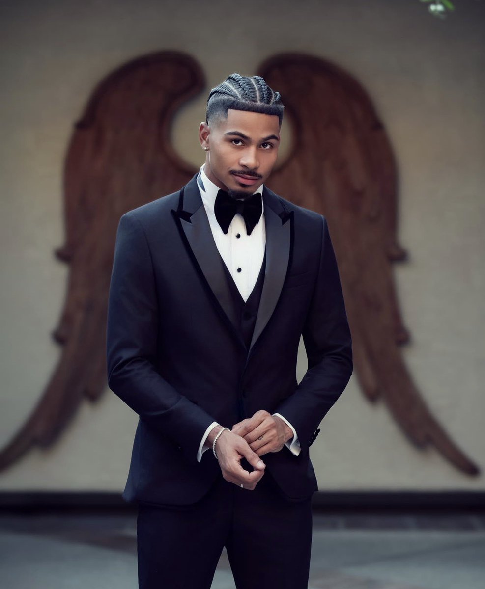 iwishyouflowers's tweet photo. one of the finest men to come out of love island USA, alongside miguel. argue with the wall https://t.co/GuUEk2XJd1