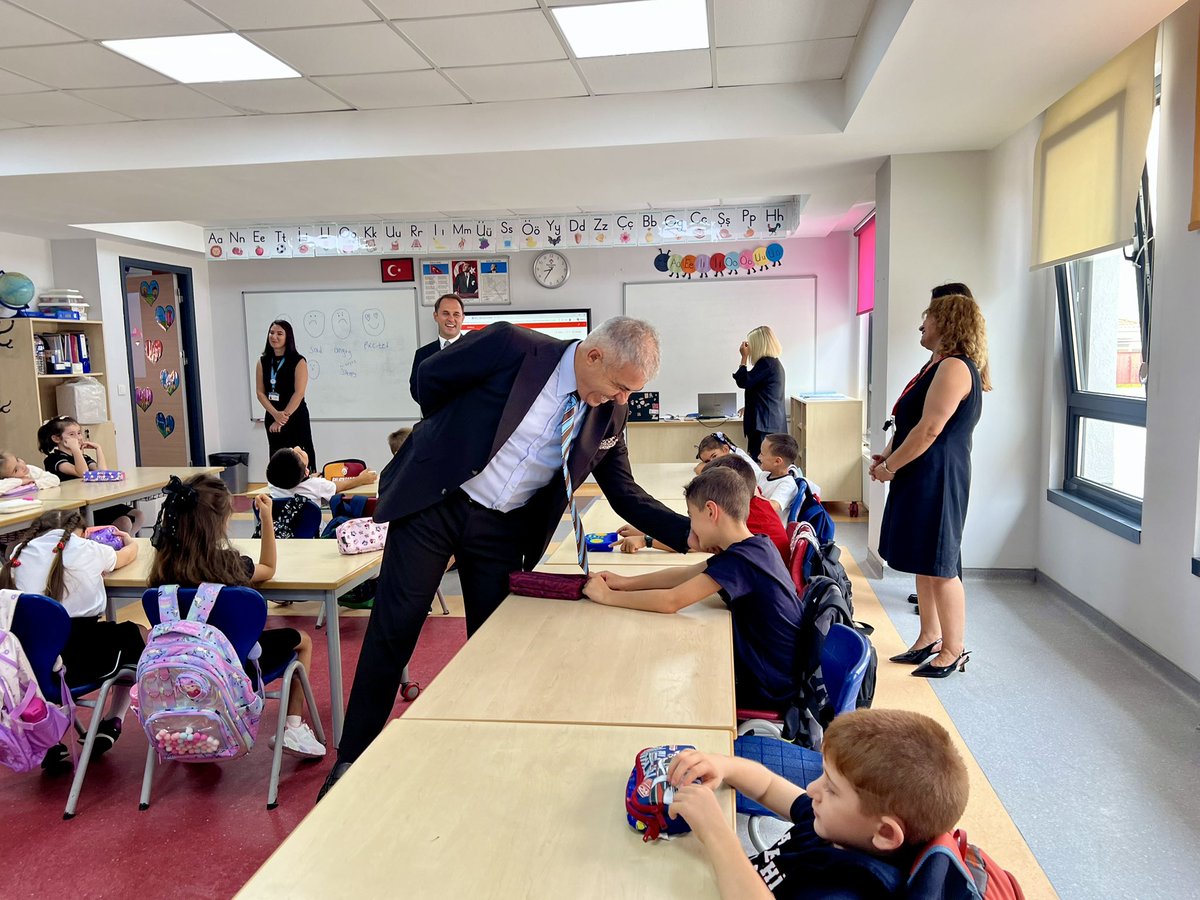 BahcesehirOrdu's tweet photo. 🎓 Yeni döneme birlikte başlıyoruz! ❤️💙

Genel Müdür Yardımcımız Sayın Savaş Boyar, eğitim öğretim yılının ilk gününde sınıflarımızı ziyaret ederek öğrencilerimizle bir araya geldi ve başarı dileklerini paylaştı. ✨

#BahçeşehirKoleji #EnverYücelKampüsü https://t.co/YOQneYTbU6