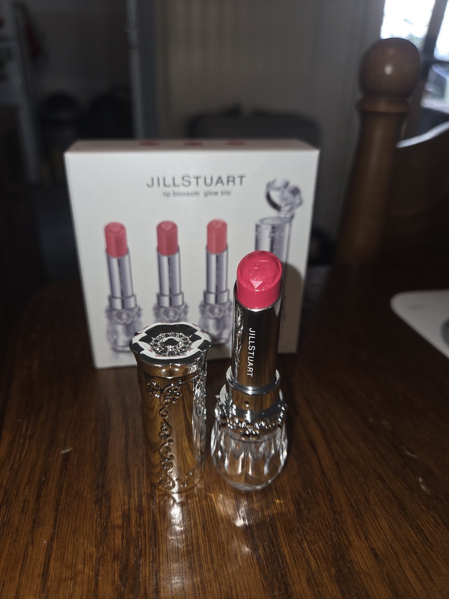 LaubuAsuya's tweet photo. Jillstuart 💄🩷

#jillstuart #makeup #maquillage #rougealevres https://t.co/sKnXY3g3IN