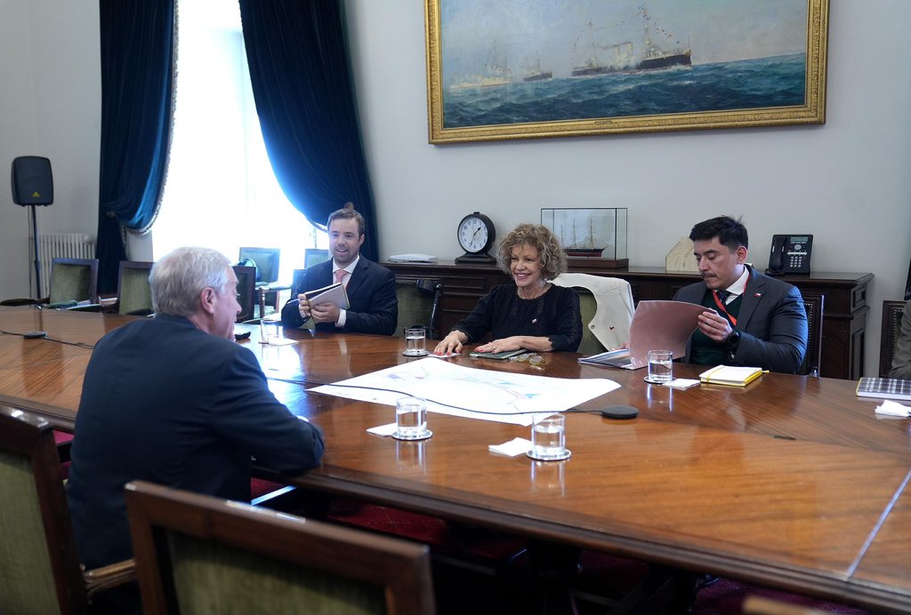 PresidenteKast's tweet photo. Sostuve una reunión de trabajo con la ministra de Bienes Nacionales, Catalina Parot, y su equipo. Con quienes revisamos el uso correcto y responsable de nuestro suelo, clave para el desarrollo del país. https://t.co/NAbBCSL0x0