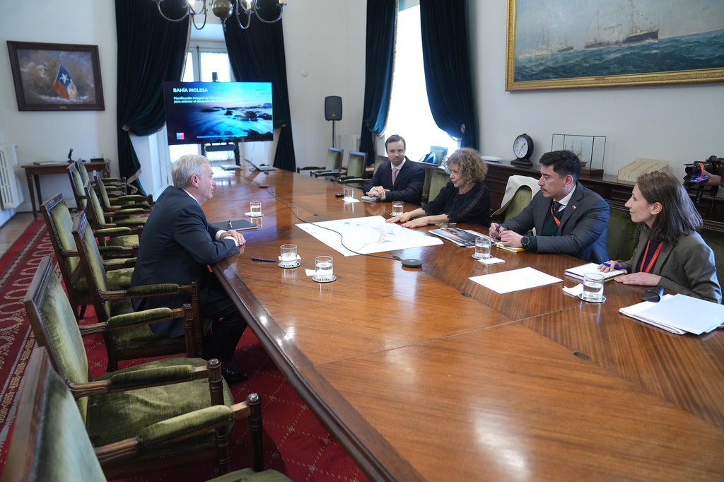 PresidenteKast's tweet photo. Sostuve una reunión de trabajo con la ministra de Bienes Nacionales, Catalina Parot, y su equipo. Con quienes revisamos el uso correcto y responsable de nuestro suelo, clave para el desarrollo del país. https://t.co/NAbBCSL0x0