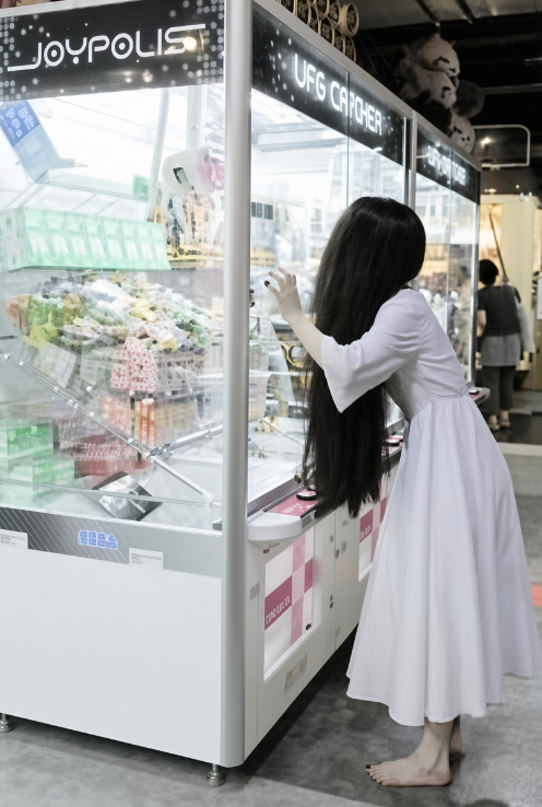 DiabloMother's tweet photo. @LustfulArchiver And yet, losing at a claw machine still feels awful. . . https://t.co/NvqY4g4PPr