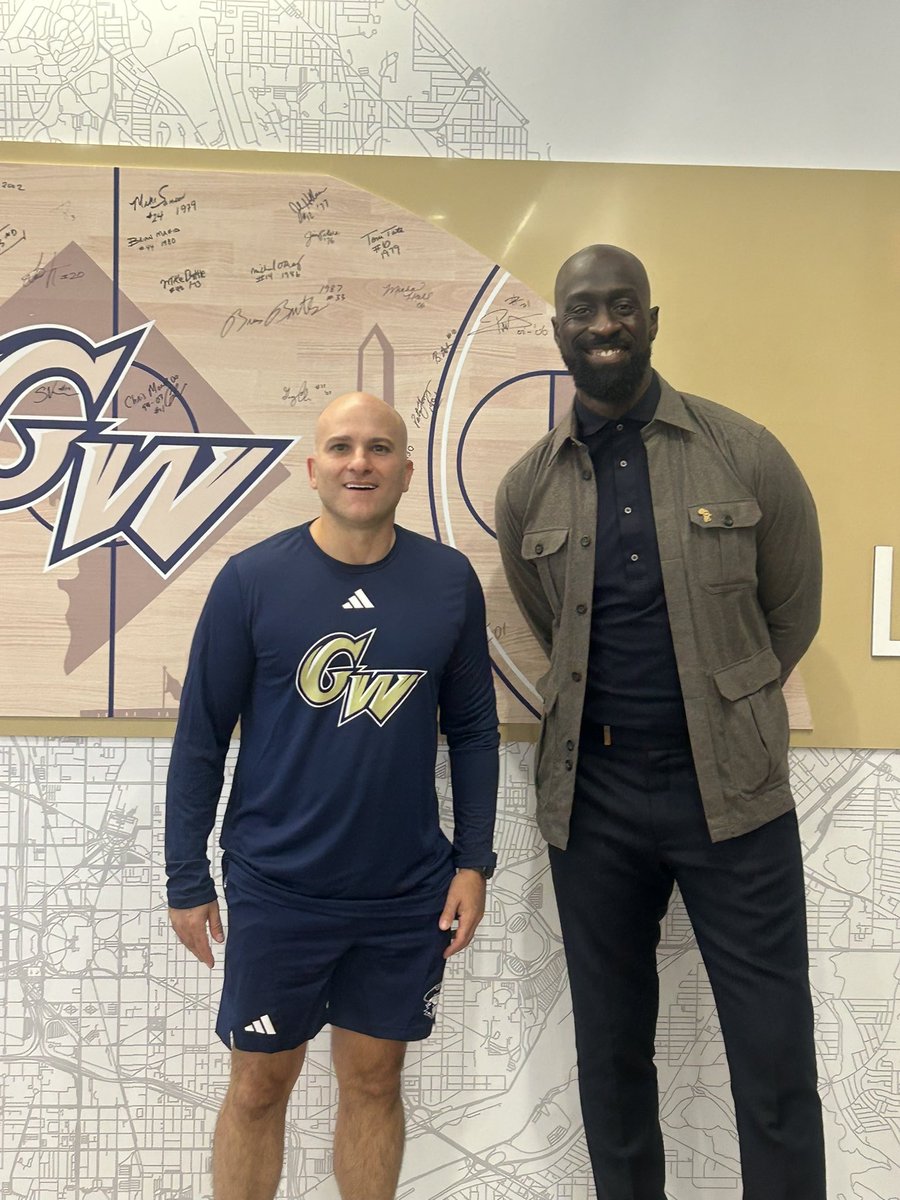 GW_MBB's tweet photo. @Pops is in the building! #RaiseHigh https://t.co/KvpSbjSh2d