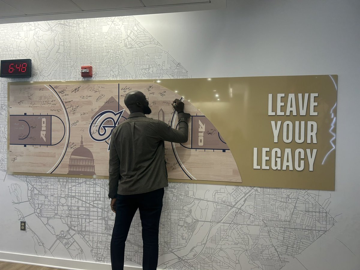 GW_MBB's tweet photo. @Pops is in the building! #RaiseHigh https://t.co/KvpSbjSh2d