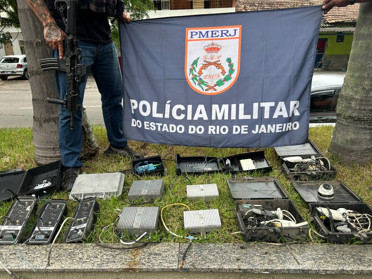 PMERJ's tweet photo. 🛑 AÇÃO DE INTELIGÊNCIA DO #6BPM DESARTICULA CENTRAL DE MONITORAMENTO CLANDESTINO NO ANDARAÍ
Policiais do #6BPM desarticularam, na tarde desta terça-feira (15), uma estrutura clandestina de monitoramento e transmissão de sinais na Comunidade do Andaraí, na Zona Norte do Rio. +⤵️ https://t.co/pnwtyytYyU