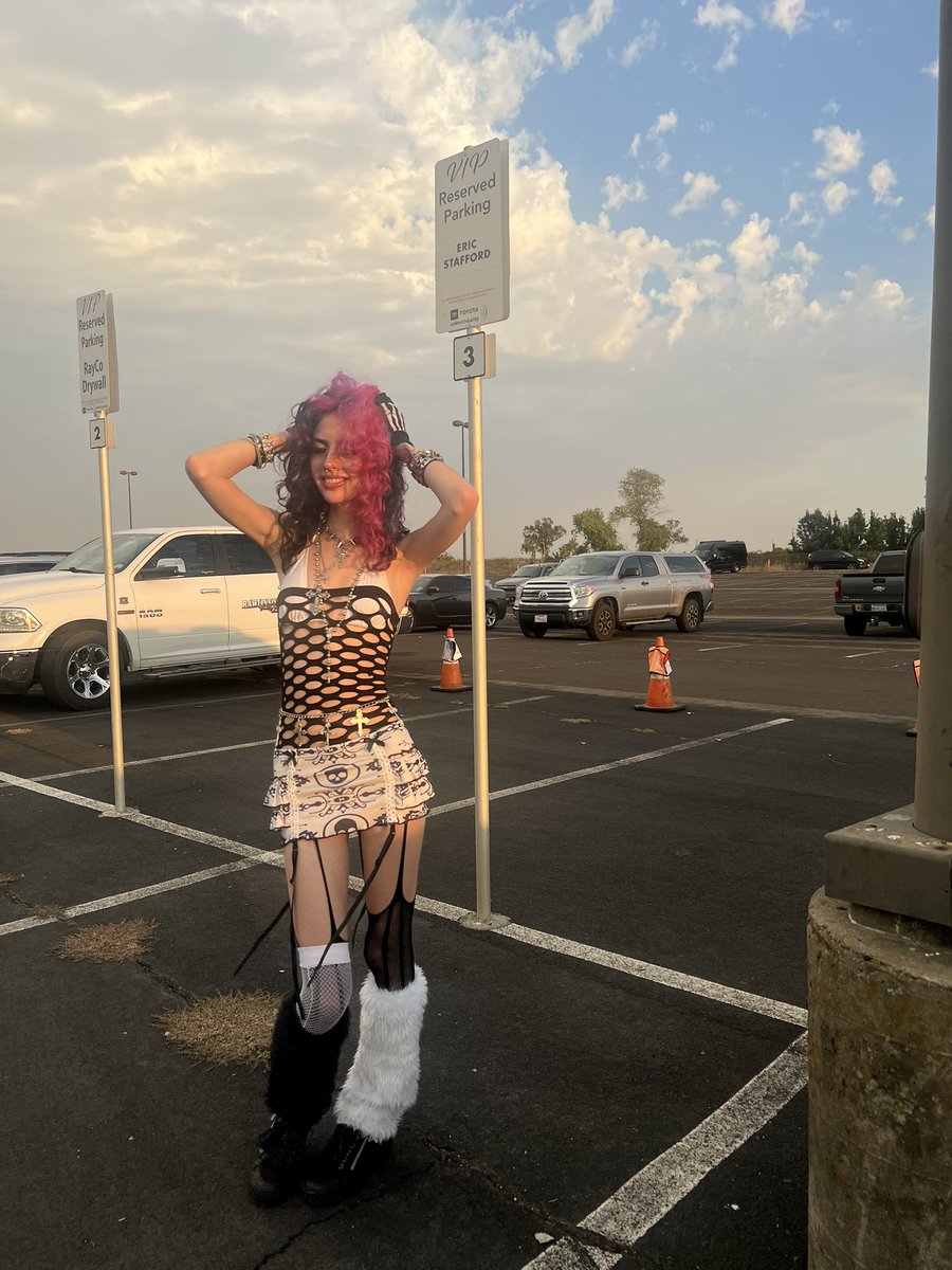 ayoshawty8's tweet photo. concert fit 🤍🖤 https://t.co/Me4BccQQxL