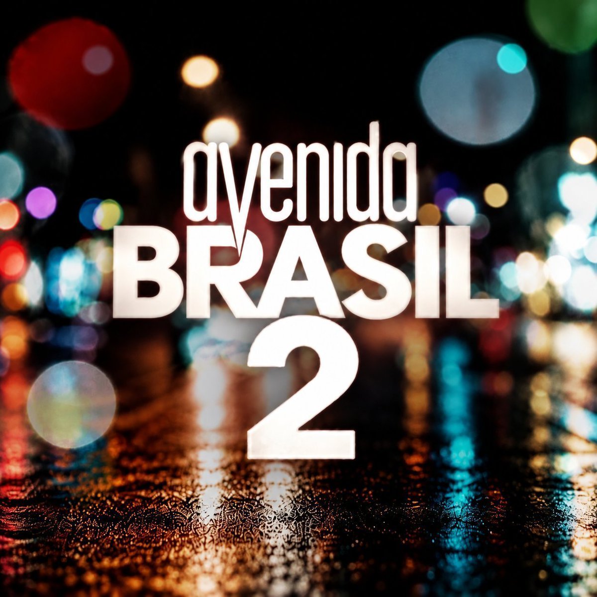 forumeplay's tweet photo. A Globo soltou a sinopse oficial de #AvenidaBrasil2

"Oi, oi, oi. No Divino, o passado nunca vai embora. Só espera a hora certa de voltar. Quatorze anos depois dos acontecimentos que marcaram o bairro, a vida parece finalmente ter encontrado seu rumo: Tufão (Murilo Benício) se tornou um empresário ainda mais bem-sucedido, a família segue unida, e antigas feridas parecem adormecidas. Carminha (Adriana Esteves), afastada do convívio dos moradores da mansão após cumprir pena na prisão, retorna aos olhos de todos como uma mulher transformada.

Admirada por seu trabalho social junto a famílias em situação de vulnerabilidade após a desativação do lixão, se torna símbolo de superação e redenção. Reconhecida pela comunidade e celebrada pela mídia, Carmen Lúcia Araújo procura formas de conquistar o perdão de pessoas a quem fez tanto mal. Principalmente da filha, Agatha (Karol Lannes), cuja fragilidade acaba abrindo caminho para uma reaproximação com a família de Tufão. Acolhida por parte do clã, Carminha parece empenhada em reconstruir os laços rompidos. Mas sua volta reacende uma dúvida capaz de mexer com antigas cicatrizes: até onde vai a verdade dessa transformação?

Esse é o ponto de partida de ‘Avenida Brasil 2’, próxima novela das nove da TV Globo. “A trama gira em torno de Carminha, que reaparece anos depois com um discurso de redenção, admirada por todos e tratada como exemplo de superação. O público será instigado a acompanhar como essa volta vai mexer com a vida da família de Tufão e dos demais personagens, sobretudo, de Nina (Débora Falabella). Essa também é uma oportunidade de voltar ao Divino, descobrir novos rostos, rever figuras queridas e saber o que aconteceu com cada uma delas ao longo desse tempo”, adianta João Emanuel Carneiro.

A obra marca a retomada da parceria entre o autor e o diretor artístico Ricardo Waddington após 14 anos. "'Avenida Brasil 2’ é uma continuação e mantém a marca que sempre definiu a obra: velocidade de trama, acontecimento a cada capítulo, uma história que não para de andar. Essa é uma de suas maiores forças, agora, a serviço de novos conflitos. Carminha e Nina juntamente com a família de Tufão seguem no centro, mas em dinâmicas inéditas, provocadas pela chegada de novos personagens ao Divino", destaca Ricardo Waddington.

Na nova história, o retorno de Carminha não passa despercebido por ninguém que mora no Divino. Entre aqueles que se intrigam com suas atitudes, está Renan Vitória (Thomás Aquino), uma liderança ascendente do bairro. A aproximação entre os dois dá origem a uma relação complexa, marcada por disputas de influência e uma constante dúvida sobre quem está conduzindo o jogo.

Paralelamente à trama central, a novela mergulha no cotidiano do subúrbio carioca. Entre personagens já conhecidos e novos moradores que chegam para movimentar o Divino, destaca-se Salomé (Thalita Carauta), figura carismática que leva comédia e irreverência à trama. Já Jade (Jéssica Ellen) sonha em estudar engenharia genética nos Estados Unidos e construir um novo futuro longe de um relacionamento tóxico. Determinada a alcançar esse objetivo, ela dá início a uma jornada marcada por desafios, descobertas e emoções. Em meio a romances improváveis, ciúmes, fofocas e convivências inusitadas, elas ajudam a dar diferentes nuances à narrativa, onde os conflitos do dia a dia se misturam a encontros, desencontros e situações tão apaixonadas quanto envolventes.

Além de Adriana Esteves, Murilo Benício, Débora Falabella, Karol Lannes, Thomás Aquino, Thalita Carauta e Jéssica Ellen, o elenco conta ainda com Cauã Reymond, Eliane Giardini, Marcos Caruso, Karine Teles, Juliano Cazarré, Leticia Isnard, Roberto Bomfim, Ravel Andrade, Cris Vianna, Ernani Moraes, Drico Alves, Thiago Rodrigues, Fábio Scalon, entre outros nomes. "A família do Tufão sempre foi o coração de ‘Avenida Brasil’. Trazer de volta esse núcleo foi uma forma de retomar histórias que ainda tinham muito potencial e, ao mesmo tempo, abrir espaço para novos personagens e novas tramas. É um reencontro com um universo muito querido pelo público, mas com um olhar renovado, sem perder a essência que tornou a novela tão especial”, completa João.

Com suspense, comédia, reviravoltas surpreendentes e personagens capazes de despertar amor e rejeição na mesma medida, ‘Avenida Brasil 2’ constrói uma jornada sobre perdão, ambição, família e vingança. Entre disputas futebolísticas e familiares, os conflitos cotidianos compõem uma divertida crônica suburbana, atravessada por uma pergunta: a nova Carminha (Adriana Esteves) é real ou todos estão prestes a cair em um golpe outra vez?
Com estreia prevista para janeiro de 2027, ‘Avenida Brasil 2’, é uma produção dos Estúdios Globo, criada e escrita por João Emanuel Carneiro, com colaboração de Marcia Prates, Eliane Garcia, Marta Rangel, Paula Amaral e Vicent Villari. A novela tem direção artística de Ricardo Waddington, direção geral de Henrique Sauer e direção de André Barros, Isabella Teixeira, Mayara Aguiar e Ricardo França. A produção é de Gustavo Rebelo e Bruna Ferreira; a produção executiva, de Lucas Zardo; e a direção de gênero, de José Luiz Villamarim."