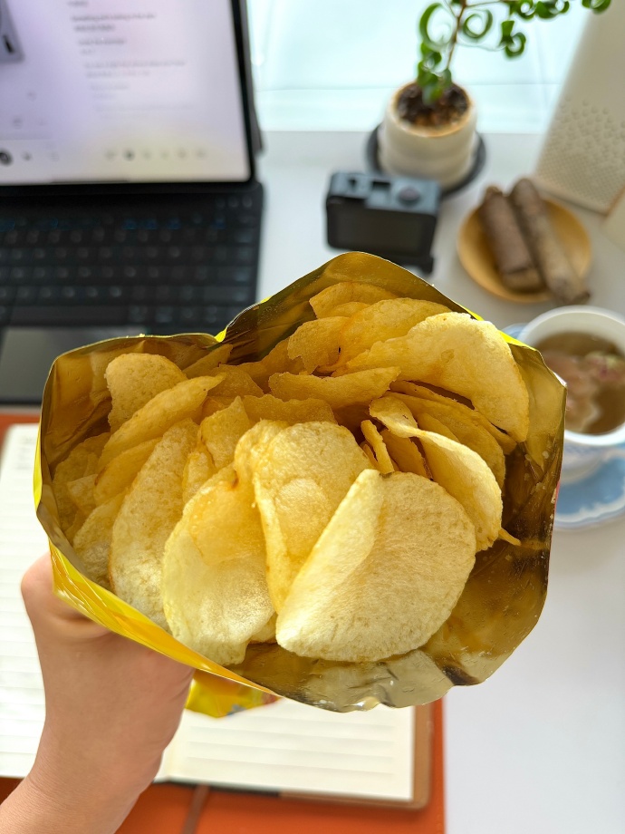 puffi_hi's tweet photo. Sharing my all-time favorite salted egg yolk potato chips with you guys—crispy, flavorful, 10/10 for snack time!  Who’s grabbing a bag next， https://t.co/Djsv6id07v