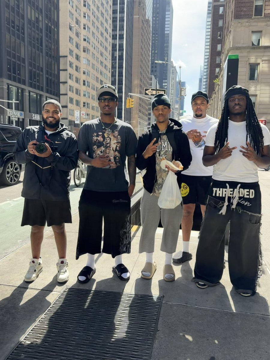 whoisjas3's tweet photo. I just toured NYC all ALONE for NYFW!! Go Check That Out! ⤵️
 https://t.co/1pefW5xiy3. #stream #streamer #twitch #j3 https://t.co/2BPkFAWFp6