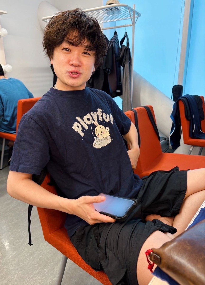 hideyatawada's tweet photo. 『シオヒガリ』小屋入り！
セット、照明、音響が入ってすごい綺麗でした。客席から観たい。
明後日開幕ですって。ドキドキ。
すいたわが昔プレゼントしたうさぎT着て、鳥ちゃんが楽屋でむちゃむちゃ言うてたわ🍑(モモンガ)
KAATの近くは夜景が最高。(僕が好きなところ📷✨)夜公演終わりの際は是非〜。 https://t.co/STqaLyxxYR