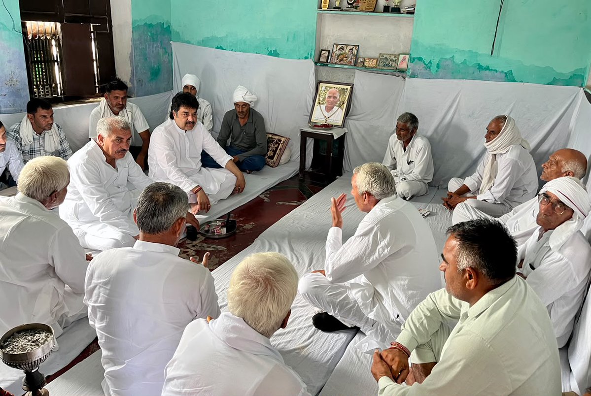 randhirpanihar's tweet photo. 2/2 आज आदमपुर हलके के गांव किशनगढ़ एवं खारा बरवाला में आयोजित जलपान कार्यक्रमों में भाजपा के वरिष्ठ नेता एवं पूर्व सांसद चौधरी @bishnoikuldeep जी तथा भाजपा प्रदेश उपाध्यक्ष एवं पूर्व विधायक आदमपुर @bbhavyabishnoi जी के साथ सम्मिलित हुआ।

इस दौरान ग्रामीणों से आत्मीय संवाद हुआ तथा क्षेत्र में चल रहे विकास कार्यों, स्थानीय समस्याओं और जनहित से जुड़े विभिन्न विषयों पर विस्तार से चर्चा की गई। लोगों का स्नेह और अपनापन सदैव नई ऊर्जा प्रदान करता है।

भव्य बिश्नोई जी ने गांव काबरेल के सरकारी प्राथमिक विद्यालय की नई बिल्डिंग के निर्माण हेतु ₹87.66 लाख की राशि मंजूर होने की जानकारी भी साझा की। इस राशि से विद्यालय में 7 नए कमरों का निर्माण होगा, जिससे विद्यार्थियों को बेहतर शैक्षणिक सुविधाएं मिलेंगी।

हमारा संकल्प है कि जनसंवाद और जनसेवा के माध्यम से क्षेत्र के विकास को निरंतर गति मिले और गांवों की हर जायज मांग एवं समस्या के समाधान के लिए पूरी प्रतिबद्धता के साथ कार्य किया जाए।

#RandhirPanihar #KuldeepBishnoi #BhavyaBishnoi #Adampur #Nalwa #Haryana #जनसंवाद #विकास
@BJP4Haryana @cmohry @NayabSainiBJP @bjparchanagupta