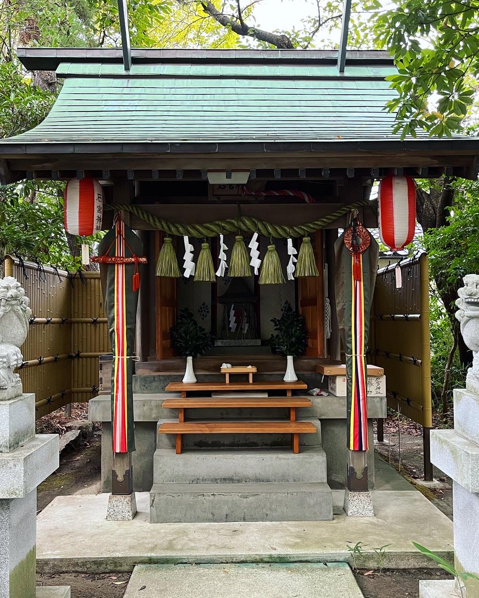 sansya3323's tweet photo. 本日は、摂社・石宮神社の秋祭りでした。
森羅万象を司る神として新潟駅前に鎮座しておられましたが、時代の変化にともなって場所をお移りになり、当神社の境内地でお祀りをしております。

雨天でしたので、三社神社の拝殿より石宮神社に向かい、祭祀を執り行いました。

#三社神社 #石宮神社 #秋祭 https://t.co/qwIoWOQ0qn