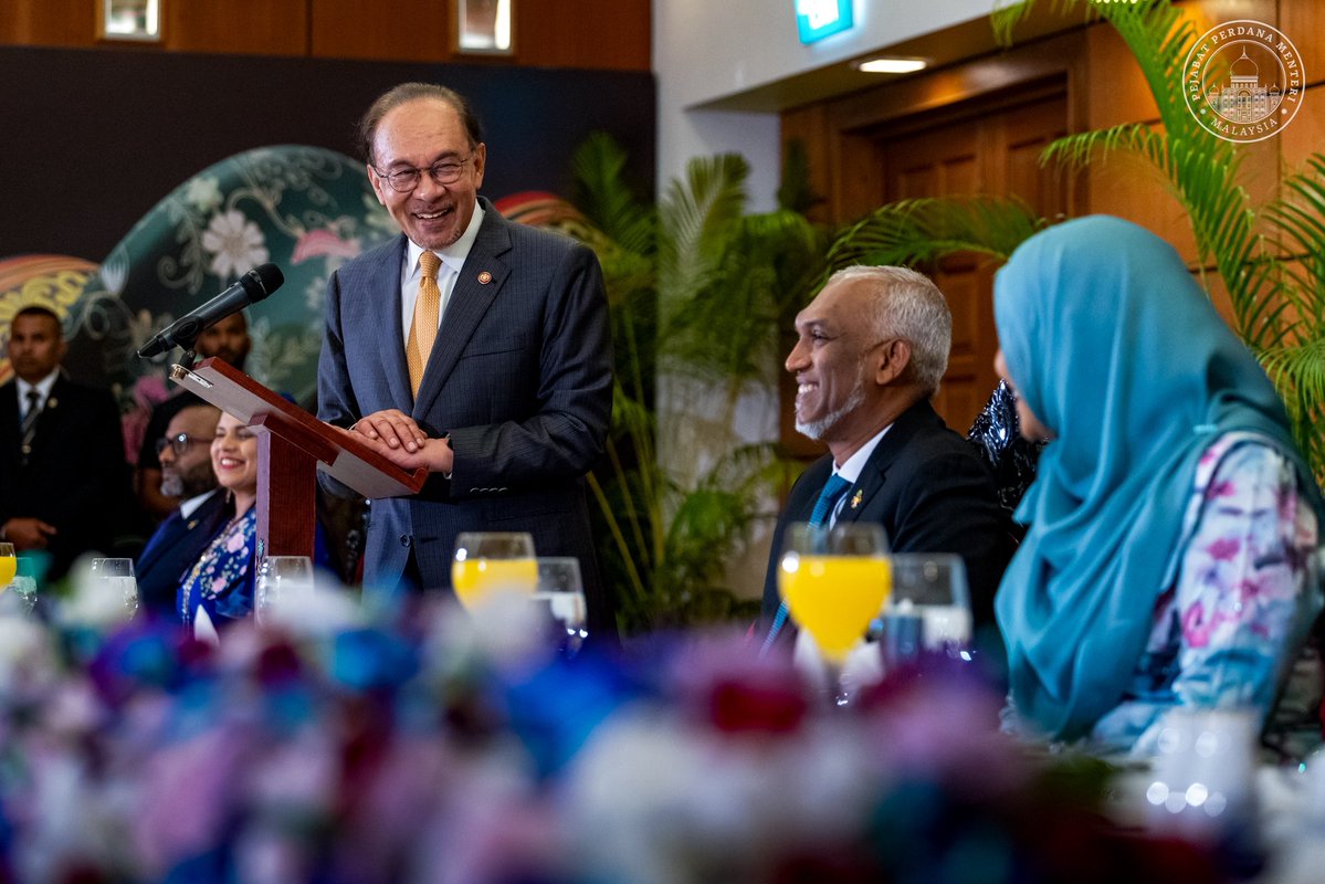 anwaribrahim's tweet photo. Sebagai acara terakhir dalam rangka lawatan rasmi ke Maldives, saya dan delegasi Malaysia diraikan dalam Jamuan Negara yang dihoskan oleh Presiden Muizzu.

Dalam ucapan, saya zahirkan penghargaan tertinggi kepada Presiden Muizzu serta Kerajaan dan rakyat Maldives atas persahabatan tulus dan kepercayaan yang diberikan sepanjang kunjungan singkat kami di sini.

Malaysia dan Maldives mungkin negara yang secara relatifnya kecil, namun kita tidak harus berasa gentar atau rendah diri. Dunia hari ini memerlukan negara-negara kecil yang berjiwa besar, berani mempertahankan kebenaran, menjunjung tadbir urus yang baik serta menolak keangkuhan kuasa yang menindas negara lain.

Saya menyuarakan dukungan teguh Malaysia terhadap perjuangan Maldives menghadapi perubahan iklim. Maldives hampir tidak menyumbang kepada pelepasan karbon dan kemusnahan alam, namun terpaksa menanggung kesannya akibat kerakusan negara-negara perindustrian yang masih gagal menunaikan sebahagian besar komitmen yang diikrarkan dalam beberapa siri persidangan COP.

Atas semangat persahabatan ini, Malaysia bersedia membantu dan berkongsi keupayaan dalam bidang yang dapat memberi manfaat langsung kepada rakyat kedua-dua negara. Ini termasuk mempercepat pelaksanaan kemudahan pertukaran mata wang, menyegerakan mesyuarat Suruhanjaya Bersama Malaysia-Maldives serta memperluas kerjasama dalam bidang pendidikan, kesihatan mental dan pemerkasaan orang kurang upaya.

Dalam kerangka MADANI, kemajuan harus sentiasa disertai ihsan dan kepedulian. Kita mahu meneroka ufuk baharu kemajuan menerusi teknologi, pendigitalan dan kecerdasan buatan, namun tetap berakar teguh pada iman, nilai moral serta etika demi mengangkat karamah insaniah.

Meski kunjungan ini singkat, bicara dan muafakat yang terjalin panjang serta bermakna. Insya-Allah, hubungan Malaysia-Maldives akan terus mekar sebagai persahabatan dua negara kecil yang berjiwa besar.

🇲🇾🇲🇻 

#MalaysiaMADANI 
#DiplomasiMADANI 
#YakinMADANI
