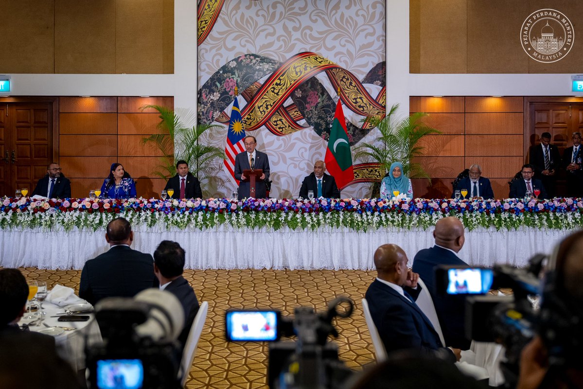 anwaribrahim's tweet photo. Sebagai acara terakhir dalam rangka lawatan rasmi ke Maldives, saya dan delegasi Malaysia diraikan dalam Jamuan Negara yang dihoskan oleh Presiden Muizzu.

Dalam ucapan, saya zahirkan penghargaan tertinggi kepada Presiden Muizzu serta Kerajaan dan rakyat Maldives atas persahabatan tulus dan kepercayaan yang diberikan sepanjang kunjungan singkat kami di sini.

Malaysia dan Maldives mungkin negara yang secara relatifnya kecil, namun kita tidak harus berasa gentar atau rendah diri. Dunia hari ini memerlukan negara-negara kecil yang berjiwa besar, berani mempertahankan kebenaran, menjunjung tadbir urus yang baik serta menolak keangkuhan kuasa yang menindas negara lain.

Saya menyuarakan dukungan teguh Malaysia terhadap perjuangan Maldives menghadapi perubahan iklim. Maldives hampir tidak menyumbang kepada pelepasan karbon dan kemusnahan alam, namun terpaksa menanggung kesannya akibat kerakusan negara-negara perindustrian yang masih gagal menunaikan sebahagian besar komitmen yang diikrarkan dalam beberapa siri persidangan COP.

Atas semangat persahabatan ini, Malaysia bersedia membantu dan berkongsi keupayaan dalam bidang yang dapat memberi manfaat langsung kepada rakyat kedua-dua negara. Ini termasuk mempercepat pelaksanaan kemudahan pertukaran mata wang, menyegerakan mesyuarat Suruhanjaya Bersama Malaysia-Maldives serta memperluas kerjasama dalam bidang pendidikan, kesihatan mental dan pemerkasaan orang kurang upaya.

Dalam kerangka MADANI, kemajuan harus sentiasa disertai ihsan dan kepedulian. Kita mahu meneroka ufuk baharu kemajuan menerusi teknologi, pendigitalan dan kecerdasan buatan, namun tetap berakar teguh pada iman, nilai moral serta etika demi mengangkat karamah insaniah.

Meski kunjungan ini singkat, bicara dan muafakat yang terjalin panjang serta bermakna. Insya-Allah, hubungan Malaysia-Maldives akan terus mekar sebagai persahabatan dua negara kecil yang berjiwa besar.

🇲🇾🇲🇻 

#MalaysiaMADANI 
#DiplomasiMADANI 
#YakinMADANI