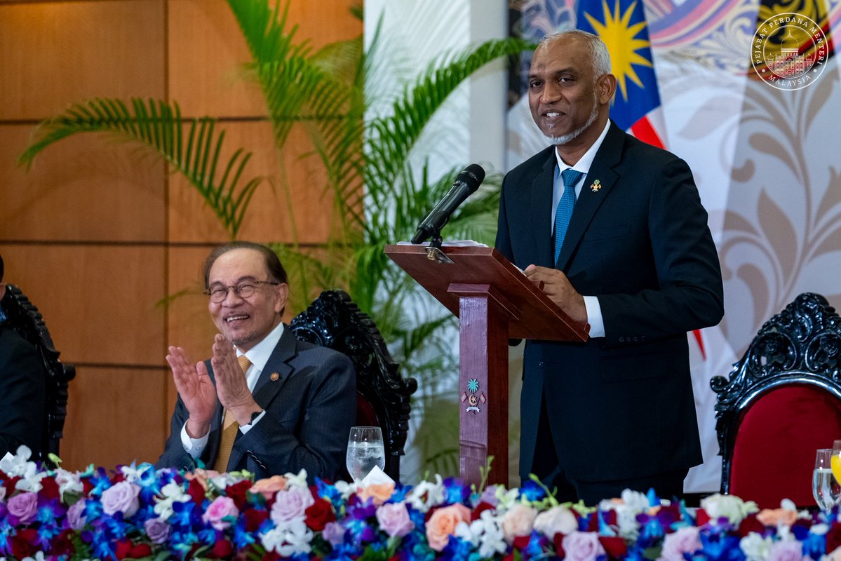 anwaribrahim's tweet photo. Sebagai acara terakhir dalam rangka lawatan rasmi ke Maldives, saya dan delegasi Malaysia diraikan dalam Jamuan Negara yang dihoskan oleh Presiden Muizzu.

Dalam ucapan, saya zahirkan penghargaan tertinggi kepada Presiden Muizzu serta Kerajaan dan rakyat Maldives atas persahabatan tulus dan kepercayaan yang diberikan sepanjang kunjungan singkat kami di sini.

Malaysia dan Maldives mungkin negara yang secara relatifnya kecil, namun kita tidak harus berasa gentar atau rendah diri. Dunia hari ini memerlukan negara-negara kecil yang berjiwa besar, berani mempertahankan kebenaran, menjunjung tadbir urus yang baik serta menolak keangkuhan kuasa yang menindas negara lain.

Saya menyuarakan dukungan teguh Malaysia terhadap perjuangan Maldives menghadapi perubahan iklim. Maldives hampir tidak menyumbang kepada pelepasan karbon dan kemusnahan alam, namun terpaksa menanggung kesannya akibat kerakusan negara-negara perindustrian yang masih gagal menunaikan sebahagian besar komitmen yang diikrarkan dalam beberapa siri persidangan COP.

Atas semangat persahabatan ini, Malaysia bersedia membantu dan berkongsi keupayaan dalam bidang yang dapat memberi manfaat langsung kepada rakyat kedua-dua negara. Ini termasuk mempercepat pelaksanaan kemudahan pertukaran mata wang, menyegerakan mesyuarat Suruhanjaya Bersama Malaysia-Maldives serta memperluas kerjasama dalam bidang pendidikan, kesihatan mental dan pemerkasaan orang kurang upaya.

Dalam kerangka MADANI, kemajuan harus sentiasa disertai ihsan dan kepedulian. Kita mahu meneroka ufuk baharu kemajuan menerusi teknologi, pendigitalan dan kecerdasan buatan, namun tetap berakar teguh pada iman, nilai moral serta etika demi mengangkat karamah insaniah.

Meski kunjungan ini singkat, bicara dan muafakat yang terjalin panjang serta bermakna. Insya-Allah, hubungan Malaysia-Maldives akan terus mekar sebagai persahabatan dua negara kecil yang berjiwa besar.

🇲🇾🇲🇻 

#MalaysiaMADANI 
#DiplomasiMADANI 
#YakinMADANI