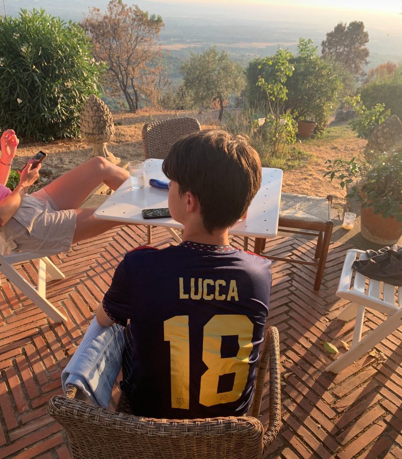 Paacinho's tweet photo. Dit kind dat hier voor me zit, heeft de slechtste spelersnaam ooit op zijn shirt, sukkel https://t.co/oHspCTP4wo