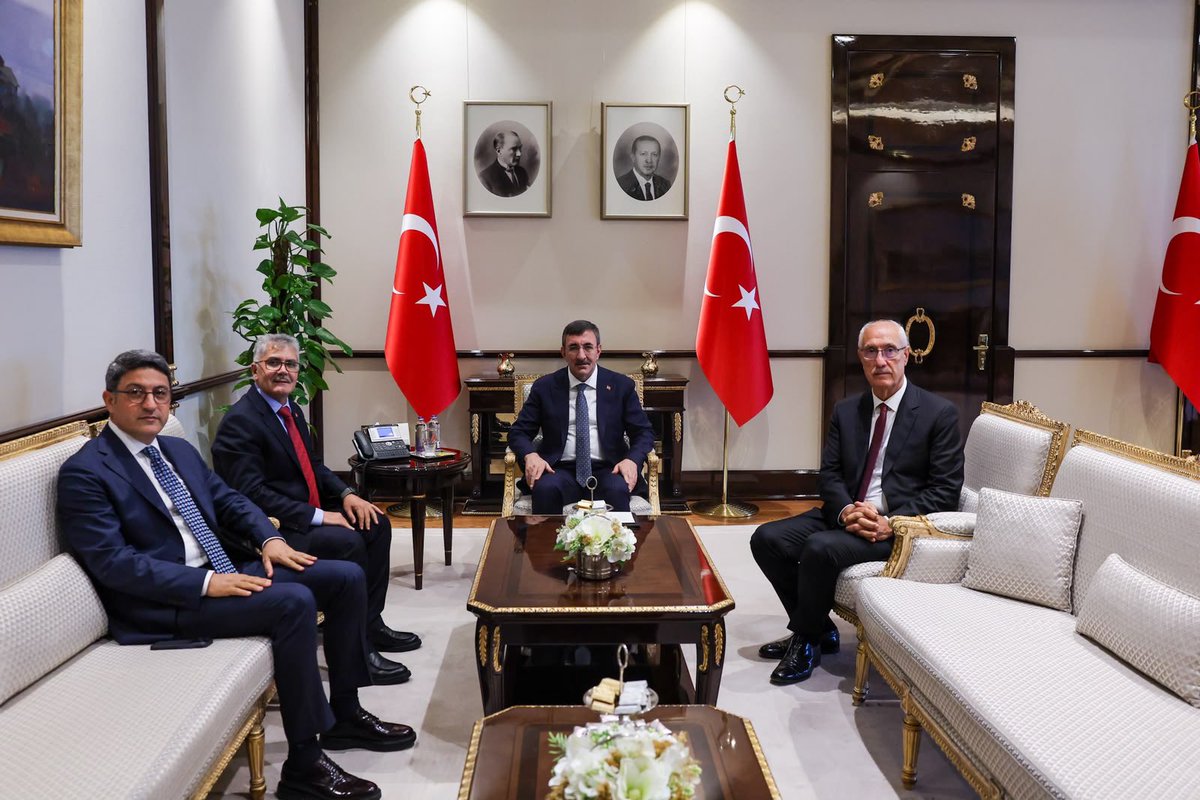 FeyziBerdibek1's tweet photo. 📍 Cumhurbaşkanlığı Külliyesi

Bingöl Valimiz Sayın Cahit ÇELİK ve Milletvekilimiz Sayın Zeki KORKUTATA ile birlikte Cumhurbaşkanı Yardımcımız Sayın Cevdet YILMAZ’ı ziyaret ederek, ilimizde devam eden kamu yatırımlarını ve 2026 Yatırım Programı kapsamında takip ettiğimiz projeleri değerlendirdik.

Bingöl’ün ihtiyaçları doğrultusunda hayata geçirilmesini hedeflediğimiz yeni yatırımları da gündeme getirerek, şehrimizin gelişimine katkı sağlayacak projelerimizi kapsamlı şekilde ele aldık.

Bingöl’ümüzün her alanda daha ileriye taşınması, yatırımların güçlendirilmesi ve hemşehrilerimizin beklentilerinin karşılanması adına çalışmalarımızı kararlılıkla sürd��receğiz.

Nazik kabulleri, yakın ilgileri ve kıymetli destekleri dolayısıyla Cumhurbaşkanı Yardımcımız Sayın Cevdet YILMAZ’a teşekkür ediyoruz.

@_cevdetyilmaz @Korkutata_Zeki @celikcahit
