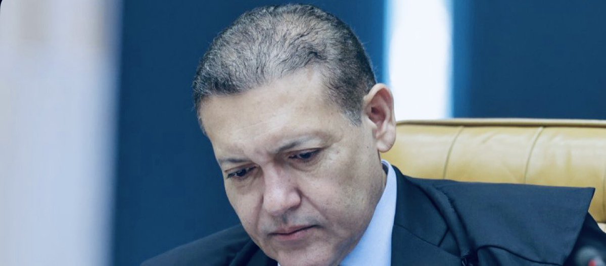 Claudiotuck2017's tweet photo. Nunes Marques pula fora na hora mais decisiva.

Quando o STF precisava de coragem e transparência, escolheu o impedimento. Para mim, começou péssimo: uma demonstração de fraqueza justamente quando o país esperava firmeza.  COVARDE e para mim parte do SISTEMA!! https://t.co/XS8eoXUSlP