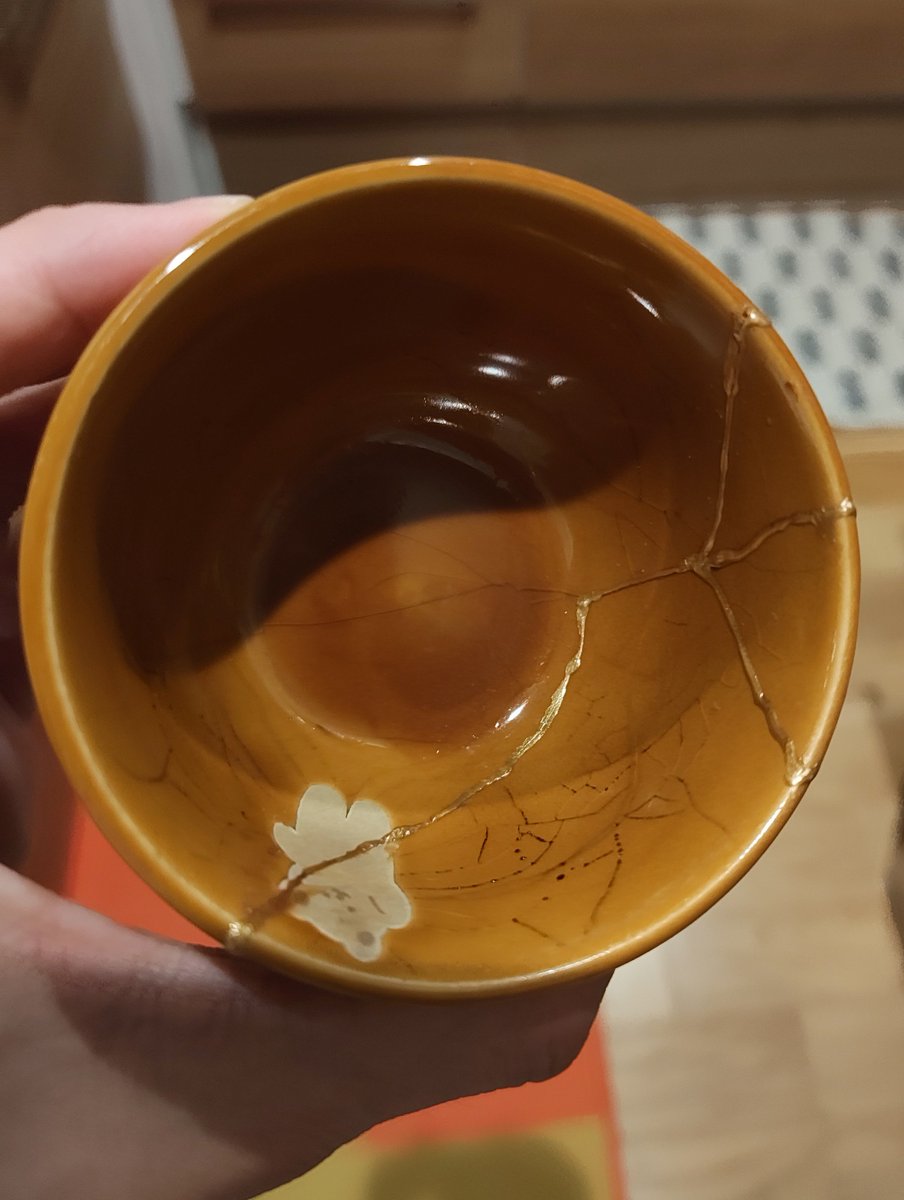 hennadeppari's tweet photo. 猫が割った器の接着剤金継ぎできたっ https://t.co/iRELaVwLuy