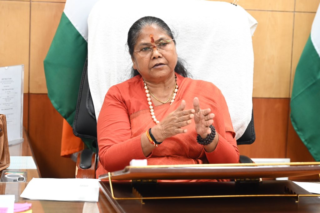SadhviNiranjan's tweet photo. नई दिल्ली राष्ट्रीय पिछड़ा वर्ग आयोग कार्यालय में दिल्ली पुलिस से जुड़े पिछड़ा वर्ग के शिकायती विषयों पर संबंधित अधिकारियों के साथ समीक्षा बैठक कर शिकायतों के समाधान हेतु आवश्यक दिशा-निर्देश दिए। https://t.co/M2mycNsc1Q