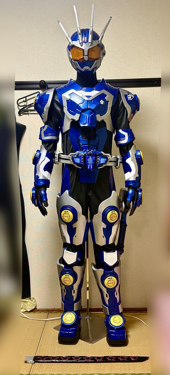 kamitani5112's tweet photo. お待たせしました…
いや、待たせすぎたのかもしれない…

G7 システム … 起動 ‼️

サイズなど自分に合わせたり刀振りたいからボディ小さめにしたりと多少のアレンジを行いましたが……
仮面ライダーG7 完成しましたァー‼️‼️
トルソー首長えwww

でもオプションパーツが残ってる💦 https://t.co/IftYrJi4M6