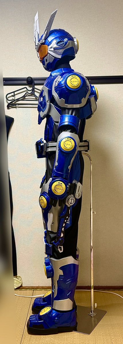 kamitani5112's tweet photo. お待たせしました…
いや、待たせすぎたのかもしれない…

G7 システム … 起動 ‼️

サイズなど自分に合わせたり刀振りたいからボディ小さめにしたりと多少のアレンジを行いましたが……
仮面ライダーG7 完成しましたァー‼️‼️
トルソー首長えwww

でもオプションパーツが残ってる💦 https://t.co/IftYrJi4M6