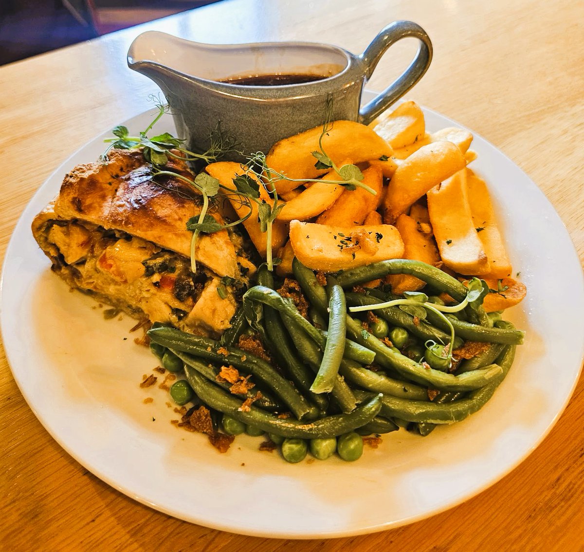 PantonArms's tweet photo. Available on today's Specials are Chef's shortcrust pastry Chicken &amp; Vegetable Pie. Also a Homemade Cheese &amp; Onion Pie 

Yn rhan o'r prydau arbennig heddiw mae Pai Cyw Iâr a Llysiau y Cogydd (gyda does frau), yn ogystal â Phai Caws a Nionyn cartref. https://t.co/1hKfXwYzVw