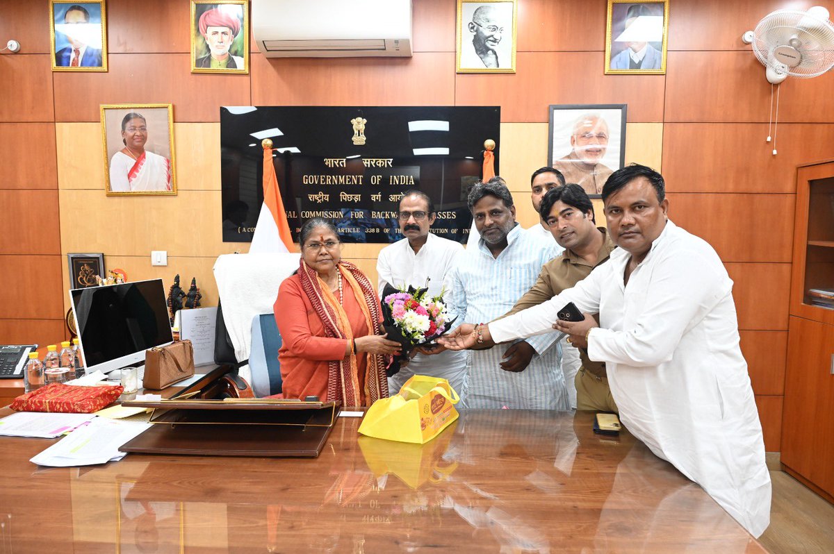 SadhviNiranjan's tweet photo. नई दिल्ली, राष्ट्रीय पिछड़ा वर्ग आयोग कार्यालय में मध्य प्रदेश और हरियाणा के विभिन्न पिछड़ा वर्ग संगठनों के प्रतिनिधियों ने शिष्टाचार भेंट कि। https://t.co/6pD8NbcyhR