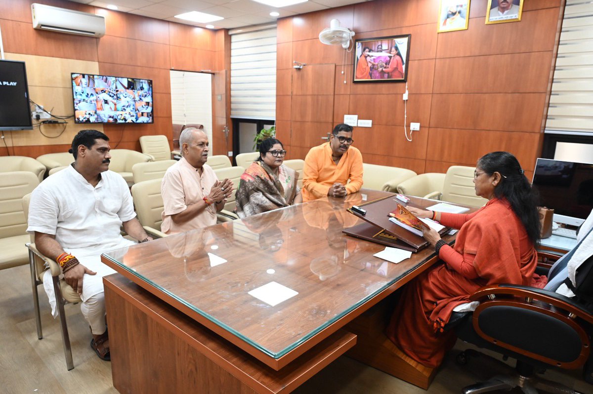 SadhviNiranjan's tweet photo. नई दिल्ली, राष्ट्रीय पिछड़ा वर्ग आयोग कार्यालय में मध्य प्रदेश और हरियाणा के विभिन्न पिछड़ा वर्ग संगठनों के प्रतिनिधियों ने शिष्टाचार भेंट कि। https://t.co/6pD8NbcyhR
