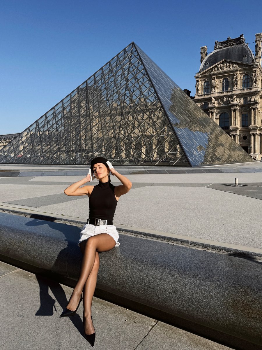 coronel26juan's tweet photo. Me and the Louvre. https://t.co/Y6upOYZEKb