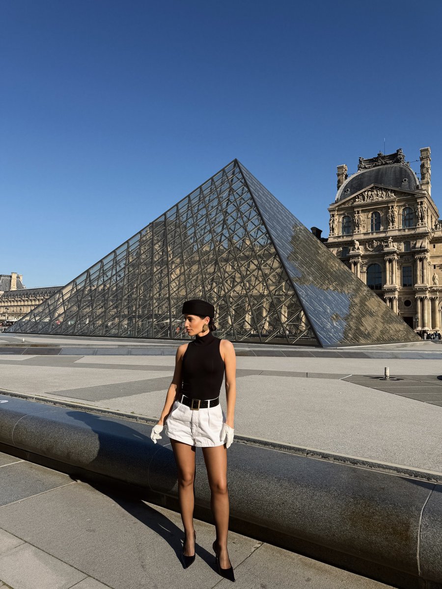 coronel26juan's tweet photo. Me and the Louvre. https://t.co/Y6upOYZEKb