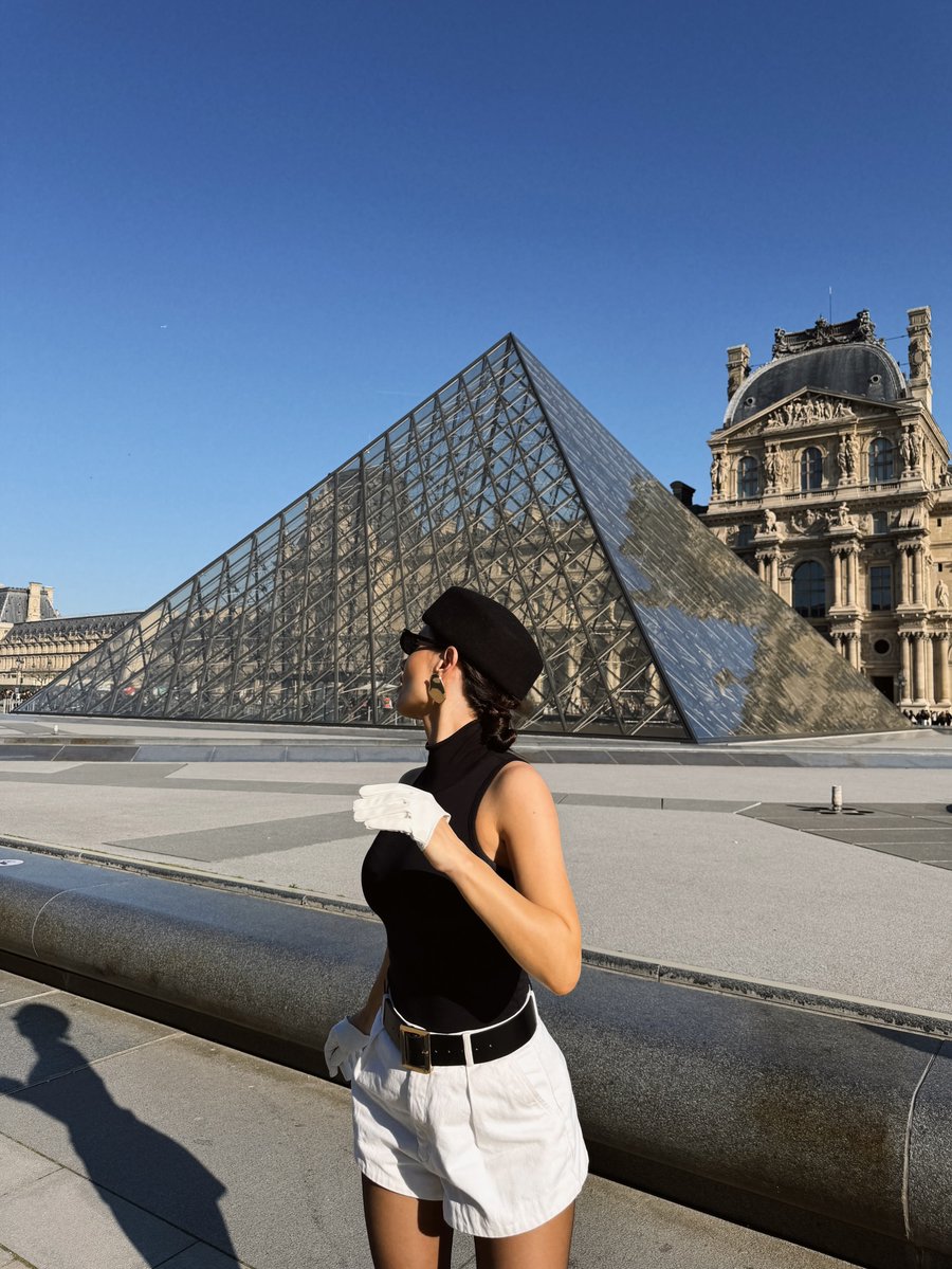 coronel26juan's tweet photo. Me and the Louvre. https://t.co/Y6upOYZEKb