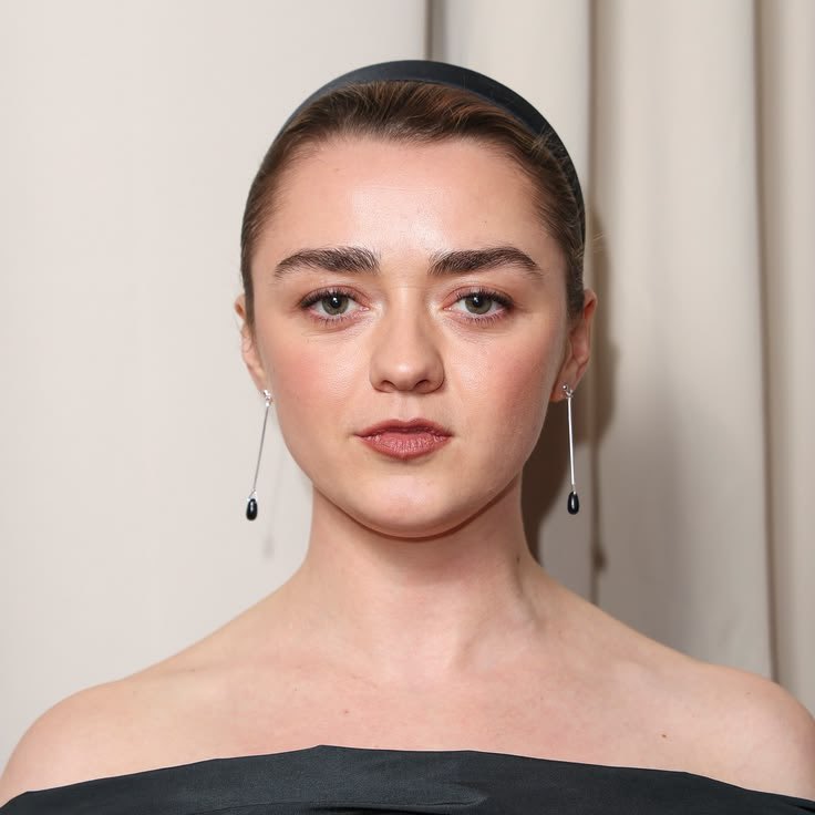 JackBobo247084's tweet photo. Maisie Williams. I couldn’t help it. I came all over myself stroking over her beautiful face https://t.co/F2GsVSNEUw