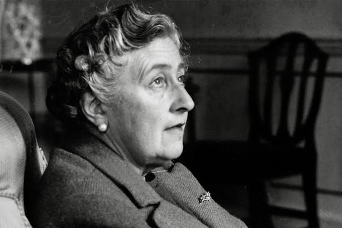 solusibukucom's tweet photo. Selamat ulang tahun, Agatha Christie!

fun fact, ia pernah menghilang selama 11 hari dan membuat polisi melakukan pencarian besar-besaran dengan ribuan personil. Arthur Conan Doyle, pencipta Sherlock Holmes, bahkan ikut membantu pencarian.

Ia meninggalkan mobilnya di sebuah tambang kapur bernama Newlads Corner. Cuma ada mantel yang ditinggalkan.

Ia ditemukan pada 14 Desember 1926 di sebuah hotel di Yorkshire, sekitar 400km jauhnya dari mobil yang ia tinggal.

Usut punya usut, pas itu ia baru depresi karena suaminya ngaku jatuh cinta dengan perempuan lain dan ingin bercerai.

Hal itu bikin Agatha Christie depresi, ia bahkan tidak mengetahui identitasnya sendiri dan tidak ingat bagaimana bisa sampai ke hotel tersebut.

Sampai akhir hayatnya, Agatha Christir tidak pernah nmemberi penjelasan publik yang proper mengenai kejadian tersebut, membuatnya menjadi salah satu misteri dalam biografinya.