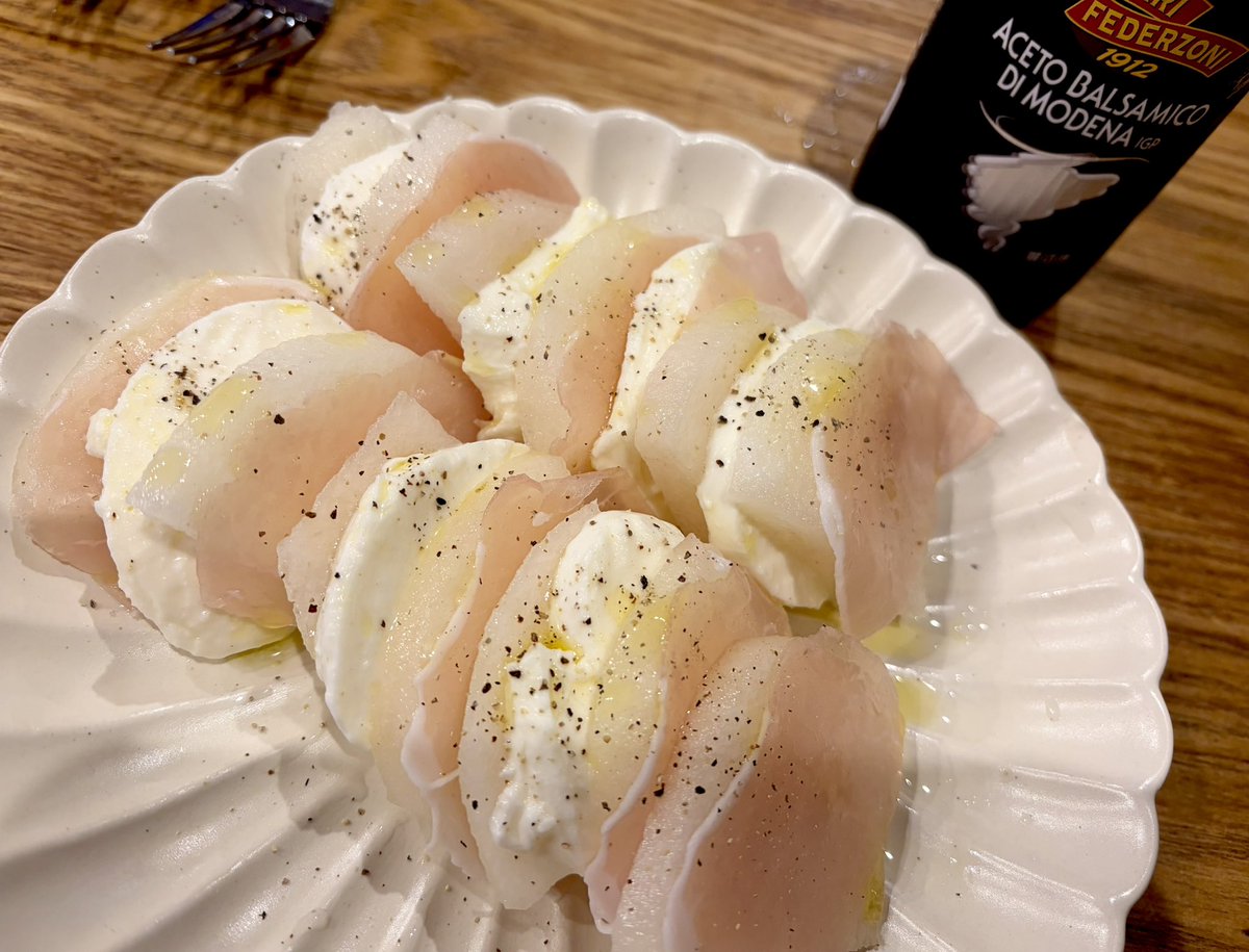 122p__chan's tweet photo. 美味しい美味しいの、今日も作った😂
梨が生ハムとチーズに恋してるから🫶🏻
(急いで作ったから順番ﾄﾝﾁﾝｶﾝ)

👛動画、かちょーがとっても楽しそうもうだったからもう一回見てこよっと☺️ https://t.co/t4pg3jQeYm