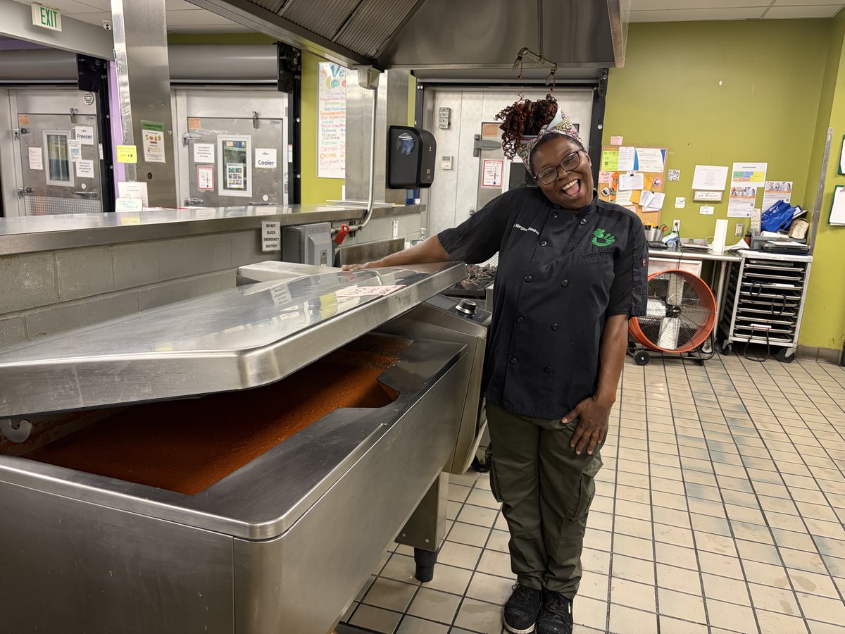 SecondHelpings's tweet photo. Goodnight, BBQ sauce. 👋🔥

Maggie proudly closed the tilt skillet lid on this batch, which will cook low and slow overnight.

Tomorrow: deliciousness. Today: one very proud Maggie. 💚

#SecondHelpings #HungerRelief https://t.co/Qh92f0ri5U