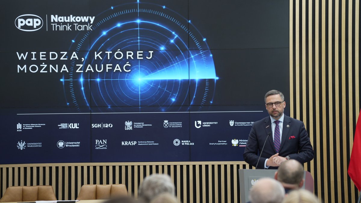 MNiSW_GOV__PL's tweet photo. 🔬 Naukowy Think Tank PAP rozpoczyna działalność!

Polskie uczelnie i instytucje naukowe łączą siły z Polską Agencją Prasową, by wiedza naukowa szerzej trafiała do debaty publicznej i codziennego obiegu informacji.

📍 W Ministerstwie Nauki i Szkolnictwa Wyższego odbyła się inauguracja Think Tanku z udziałem ministra nauki i szkolnictwa wyższego @MarcinKulasek.

W centrum zainteresowania Think Tanku znajdą się tematy, które dotyczą wszystkich: sztuczna inteligencja i nowe technologie, dezinformacja, bezpieczeństwo, zdrowie, gospodarka czy przemiany społeczne.

W ramach Think Tanku będą powstawać analizy i raporty, ale wiedza nie zostanie zamknięta w publikacjach. Debaty, podcasty, wideo, grafiki i treści w mediach społecznościowych pomogą przełożyć wyniki badań na przystępne formaty i dotrzeć z nimi do szerszego grona odbiorców.

Projekt łączy Polską Agencję Prasową, polskie uczelnie, Polską Akademię Nauk i KRASP. Ministerstwo Nauki i Szkolnictwa Wyższego jest jego partnerem instytucjonalnym.

ℹ️ Podczas inauguracji partnerzy podpisali porozumienie określające zasady dalszej współpracy.

@PAPinformacje @PAN_akademia @KRASP_pl
