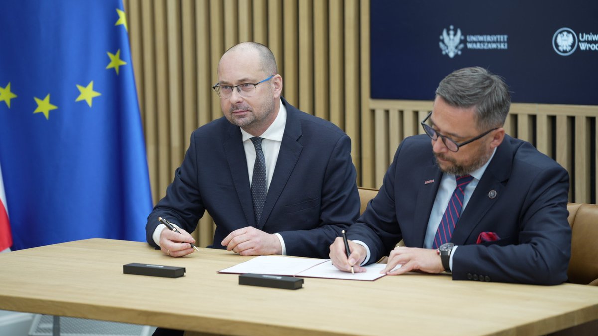 MNiSW_GOV__PL's tweet photo. 🔬 Naukowy Think Tank PAP rozpoczyna działalność!

Polskie uczelnie i instytucje naukowe łączą siły z Polską Agencją Prasową, by wiedza naukowa szerzej trafiała do debaty publicznej i codziennego obiegu informacji.

📍 W Ministerstwie Nauki i Szkolnictwa Wyższego odbyła się inauguracja Think Tanku z udziałem ministra nauki i szkolnictwa wyższego @MarcinKulasek.

W centrum zainteresowania Think Tanku znajdą się tematy, które dotyczą wszystkich: sztuczna inteligencja i nowe technologie, dezinformacja, bezpieczeństwo, zdrowie, gospodarka czy przemiany społeczne.

W ramach Think Tanku będą powstawać analizy i raporty, ale wiedza nie zostanie zamknięta w publikacjach. Debaty, podcasty, wideo, grafiki i treści w mediach społecznościowych pomogą przełożyć wyniki badań na przystępne formaty i dotrzeć z nimi do szerszego grona odbiorców.

Projekt łączy Polską Agencję Prasową, polskie uczelnie, Polską Akademię Nauk i KRASP. Ministerstwo Nauki i Szkolnictwa Wyższego jest jego partnerem instytucjonalnym.

ℹ️ Podczas inauguracji partnerzy podpisali porozumienie określające zasady dalszej współpracy.

@PAPinformacje @PAN_akademia @KRASP_pl
