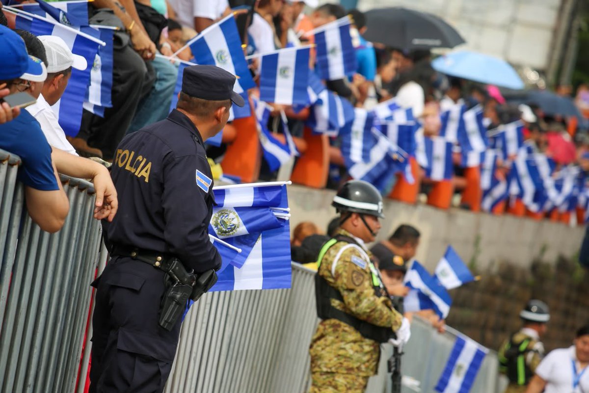 PNCSV's tweet photo. 💙🤍 El azul y blanco llena de color las calles capitalinas este 15 de septiembre, en el que diversas instituciones dan muestra de civismo, cultura y tradiciones.

Como Policía mantenemos un amplio perímetro de seguridad desde la Plaza Salvador del Mundo hasta el Parque Cuscatlán, para cuidar a los participantes y mantener el orden entre las familias asistentes.