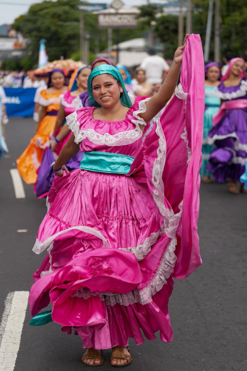 PNCSV's tweet photo. 💙🤍 El azul y blanco llena de color las calles capitalinas este 15 de septiembre, en el que diversas instituciones dan muestra de civismo, cultura y tradiciones.

Como Policía mantenemos un amplio perímetro de seguridad desde la Plaza Salvador del Mundo hasta el Parque Cuscatlán, para cuidar a los participantes y mantener el orden entre las familias asistentes.
